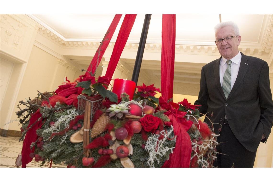 Winfried Kretschmann vor einigen Jahren in der Villa Reitzenstein vor einem Adventskranz.