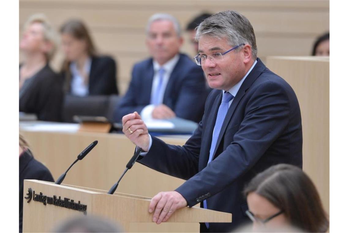 CDU-Wirtschaftsexperte für Ende der Corona-Beschränkungen Winfried Mack (CDU) spricht. Foto: Silas Stein/dpa/Archivbild