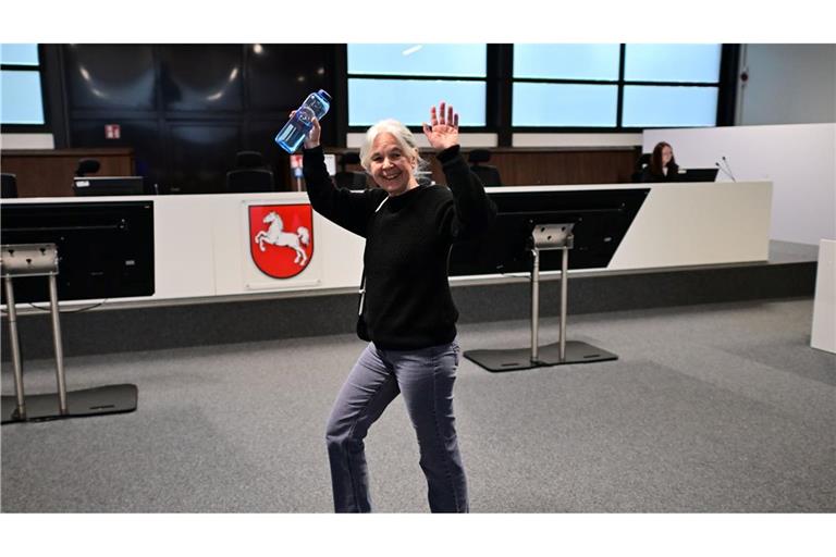 Winkend begrüßte Daniela Klette ihre Unterstützer im Zuschauerraum des Gerichtssaals.