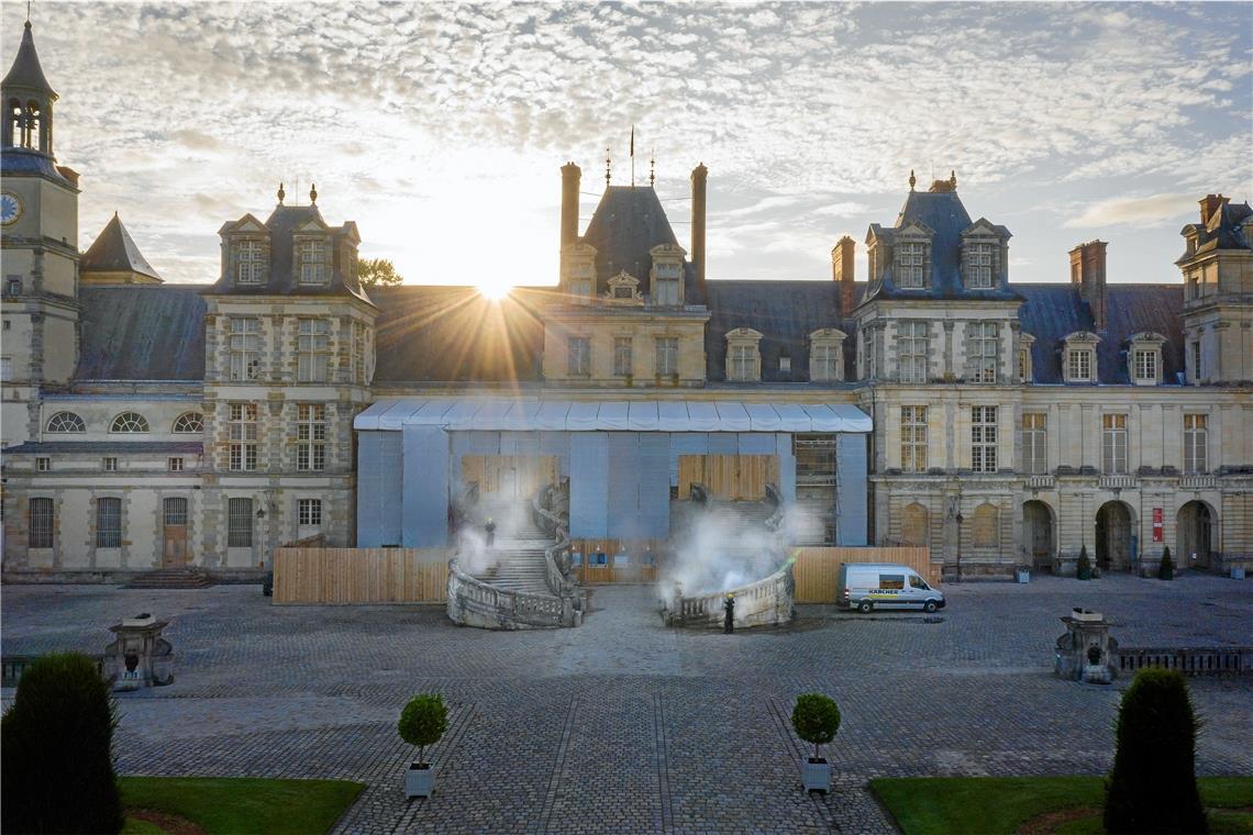 Kärcher säubert Weltkulturerbestätte WINNENDEN (pm). Im Rahmen seines Kultursponsorings reinigt Kärcher die Hufeisentreppe des südlich von Paris gelegenen Schlosses Fontainebleau. „Die imposante Unesco-Weltkulturerbestätte hat eine außergewöhnliche historische Bedeutung und ist bei Franzosen wie Touristen aus aller Welt gleichermaßen beliebt“, erläutert das Winnender Unternehmen in einer Pressemitteilung. Als eines der bekanntesten Schlösser Frankreichs verzeichne man dort mehr als eine halbe Millionen Besucher im Jahr. „Die Treppe war über fast vier Jahrhunderte den Witterungsverhältnissen ausgesetzt; die dadurch entstandenen Ablagerungen werden nun materialschonend mit einer Vielfalt an Reinigungstechniken entfernt“, erläutert Kärcher weiter. Foto: Kärcher