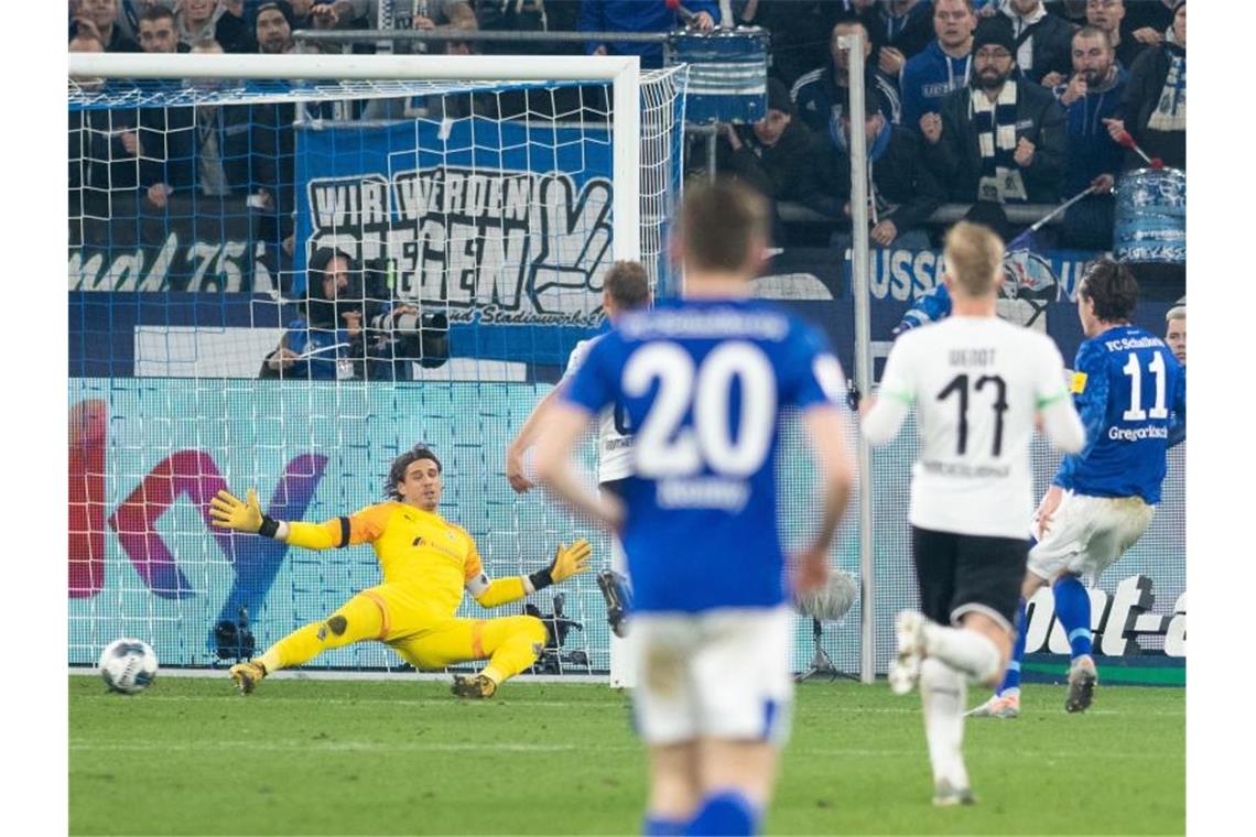 Starke Schalker besiegen Gladbach im West-Schlager Winter-Neuzugang Michael Gregoritsch (r) sorgte mit seinem Tor für die Entscheidung. Foto: Bernd Thissen/dpa