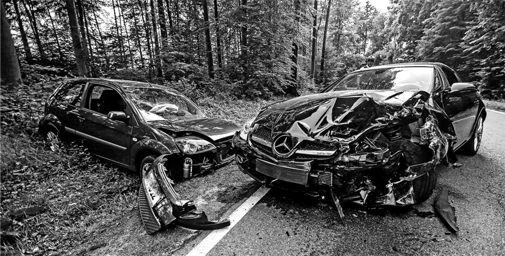 WINTERBACH (pol). Auf der Kreisstraße zwischen Winterbach und Manolzweiler ist es am Dienstag zu einem Unfall gekommen, bei dem zwei Personen leicht verletzt wurden. Wie die Polizei berichtet, war ein 21-Jähriger in seinem Mercedes gegen 18.45 Uhr von Lichtenwald in Richtung Goldbodenkreuzung unterwegs, als nach Angaben des jungen Manns ein Insekt durchs geöffnete Seitenfenster in seinen Wagen flog. Beim Versuch, den ungebetenen Passagier zu verjagen, verriss der Autofahrer das Lenkrad und geriet auf die Gegenfahrbahn. Kurz vor der Goldbodenkreuzung stieß der 21-Jährige mit dem entgegenkommenden Kleinwagen einer 51-Jährigen frontal zusammen. Die beiden Beteiligten wurden leicht verletzt. An den beiden Fahrzeugen entstand ein Schaden in Höhe von rund 20000 Euro. Die Strecke war von 19 bis 21 Uhr gesperrt. Foto: 7aktuell/S. Adomat