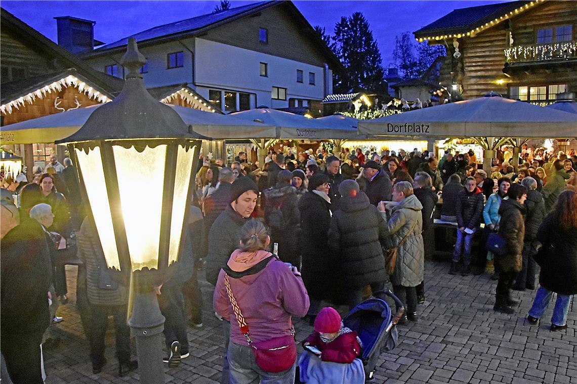 Winterdorf Sonnenhof und Weihnachtsmarkt auf dem Dorfplatz.