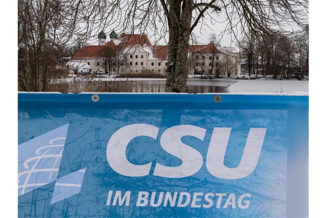 Winterklausur der CSU-Landesgruppe im Bundestag vor dem verschneitem Kloster Seeon im vergangenen Jahr. Foto: Peter Kneffel/dpa
