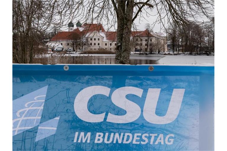 Winterklausur der CSU-Landesgruppe im Bundestag vor dem verschneitem Kloster Seeon im vergangenen Jahr. Foto: Peter Kneffel/dpa