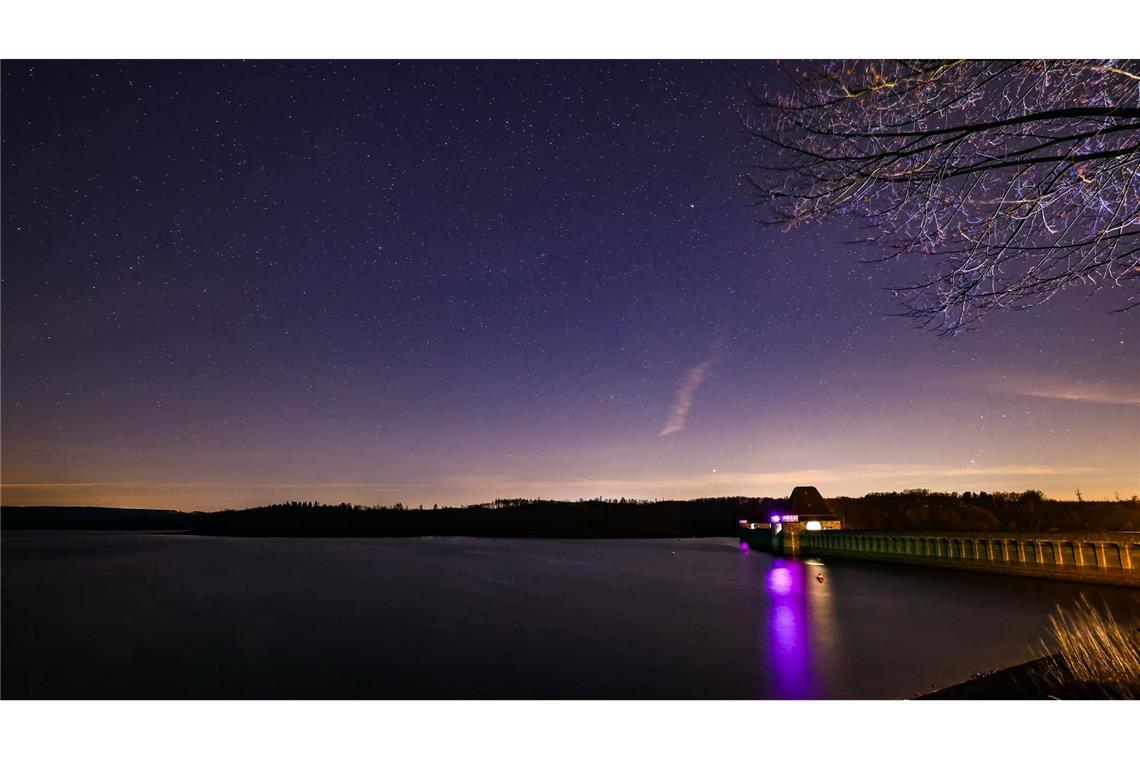 Winterlich klare Schönheit über dem Möhnesee