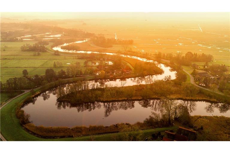 Winterlicher Sonnenaufgang über der Wümme