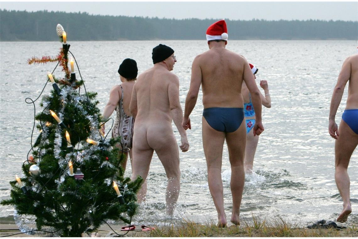 Winterschwimmen: Seit dem Winter 1999/2000 gibt es in dieser Sportart (hier am Helenesee nahe Frankfurt/Oder) Weltmeisterschaften (Winter Swimming World Championships). Die Ersten fanden im finnischen Jyväskylä statt. Bei Lufttemperaturen von minus zehn Grad Celsius wurde aus einem zugefrorenen See ein Schwimmbecken von 25 Meter Länge und zwölf Meter aus dem 40 Zentimeter dicken Eis herausgesägt. Für die offiziellen Wettkämpfe gilt: Die Teilnehmer müssen Badesachen (Hose oder Anzug aus nicht durchsichtigem Material) mitbringen und können Mützen und Schwimmbrillen tragen. Wärmehaltende Hautpflegemittel sind verboten.