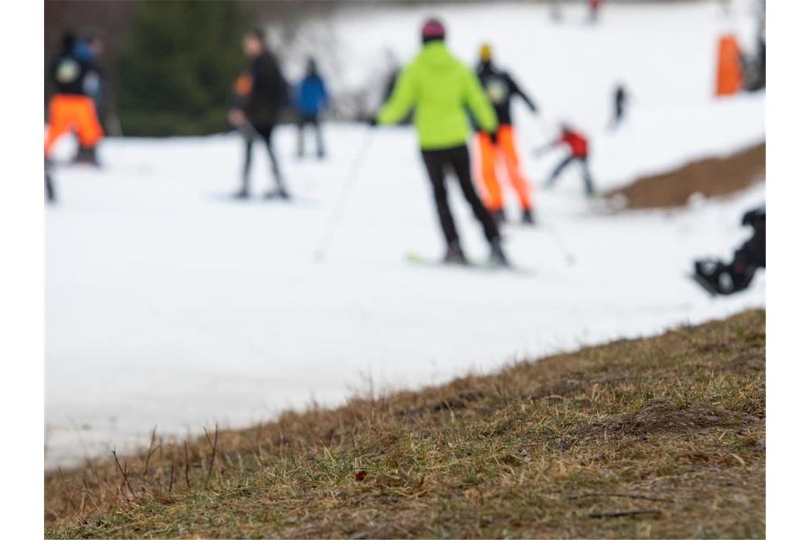 Wintersportler auf Pisten aus künstlichem Schnee in Winterberg. Laut Wetterexperten ist Schnee vor allem Ende Januar und Anfang Februar zu erwarten. Foto: Caroline Seidel/dpa