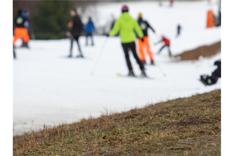 Wintersportler auf Pisten aus künstlichem Schnee in Winterberg. Laut Wetterexperten ist Schnee vor allem Ende Januar und Anfang Februar zu erwarten. Foto: Caroline Seidel/dpa