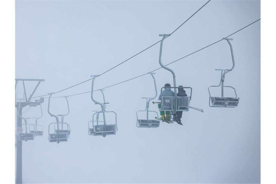 Liftverbund Feldberg entschuldigt sich für Wartezeiten Wintersportler sitzen auf einem Sessellift am Feldberg. Foto: Philipp von Ditfurth/dpa