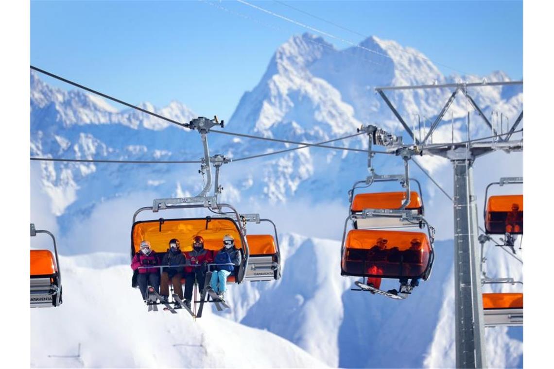 Ex-Hotspot Ischgl startet Skisaison Wintersportler sitzen in Sesselliften in Ischgl. Zum Saisonstart blieben die Pisten weitgehend leer. Foto: Karl-Josef Hildenbrand/dpa