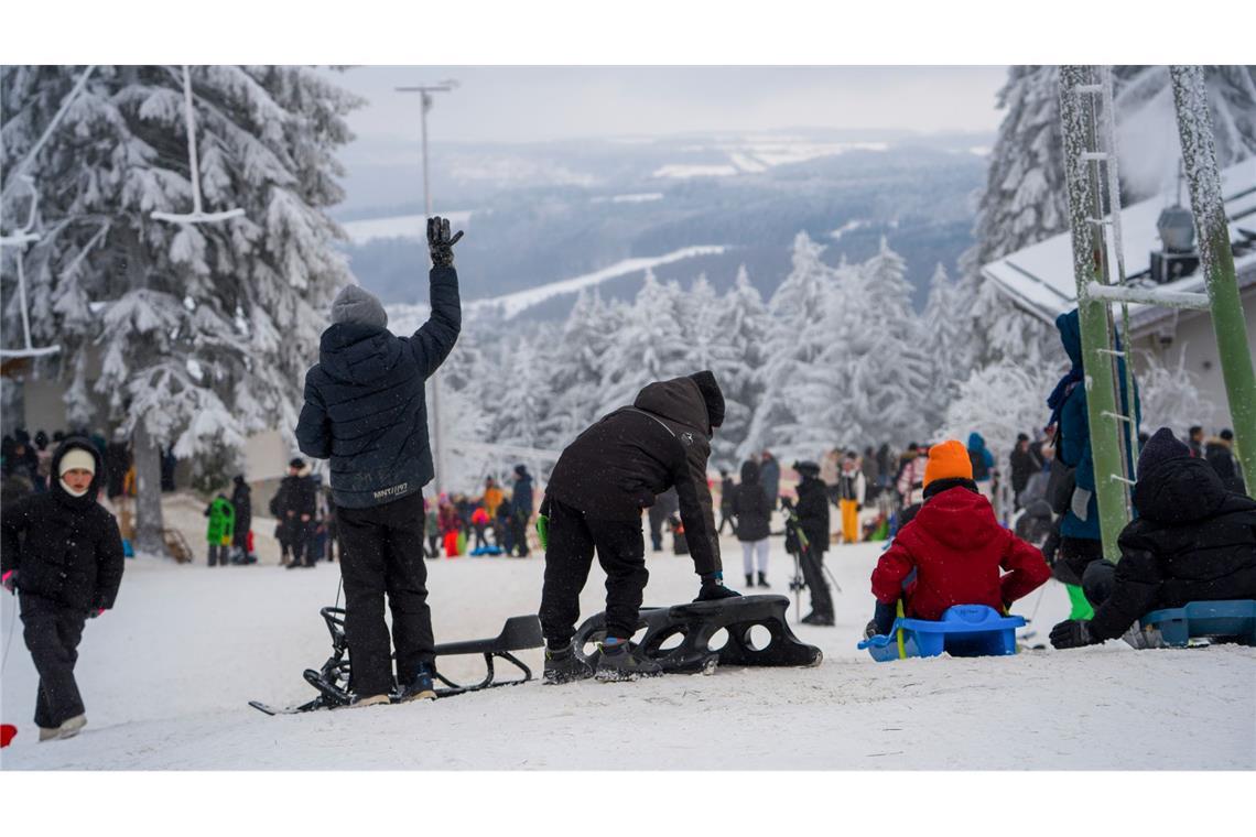 Wintersportler wie hier auf der Wasserkuppe in Hessen können sich freuen - es bleibt vorerst winterlich kalt in Deutschland.