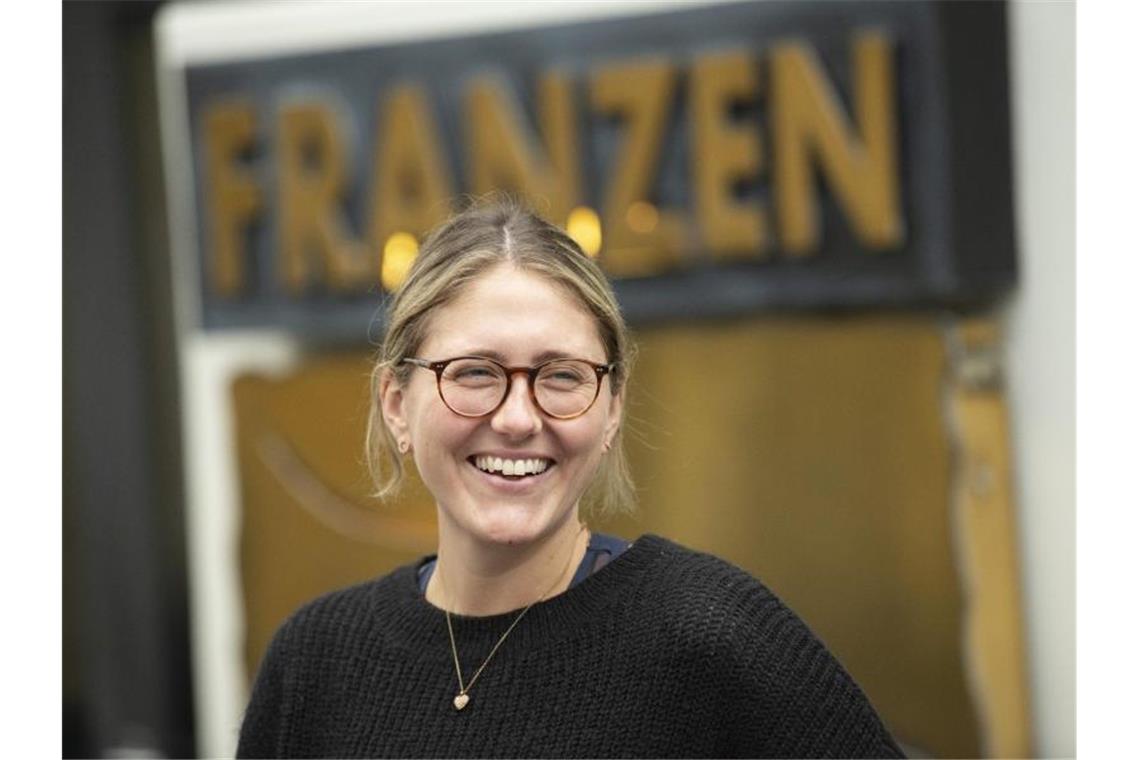 Knochenarbeit mit Herz im steilen Weinberg Winzerin Angelina Franzen steht auf dem Hof ihres Weinguts. Foto: Boris Roessler/dpa