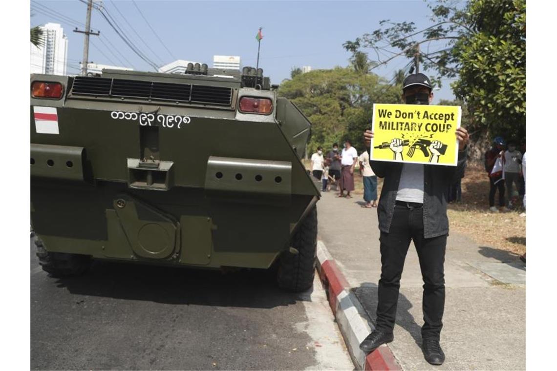 „Wir akzeptieren den Militärputsch nicht“ steht auf dem Schild, das ein Anti-Regierungsdemonstrant in Rangun hochhält. Foto: Uncredited/AP/dpa