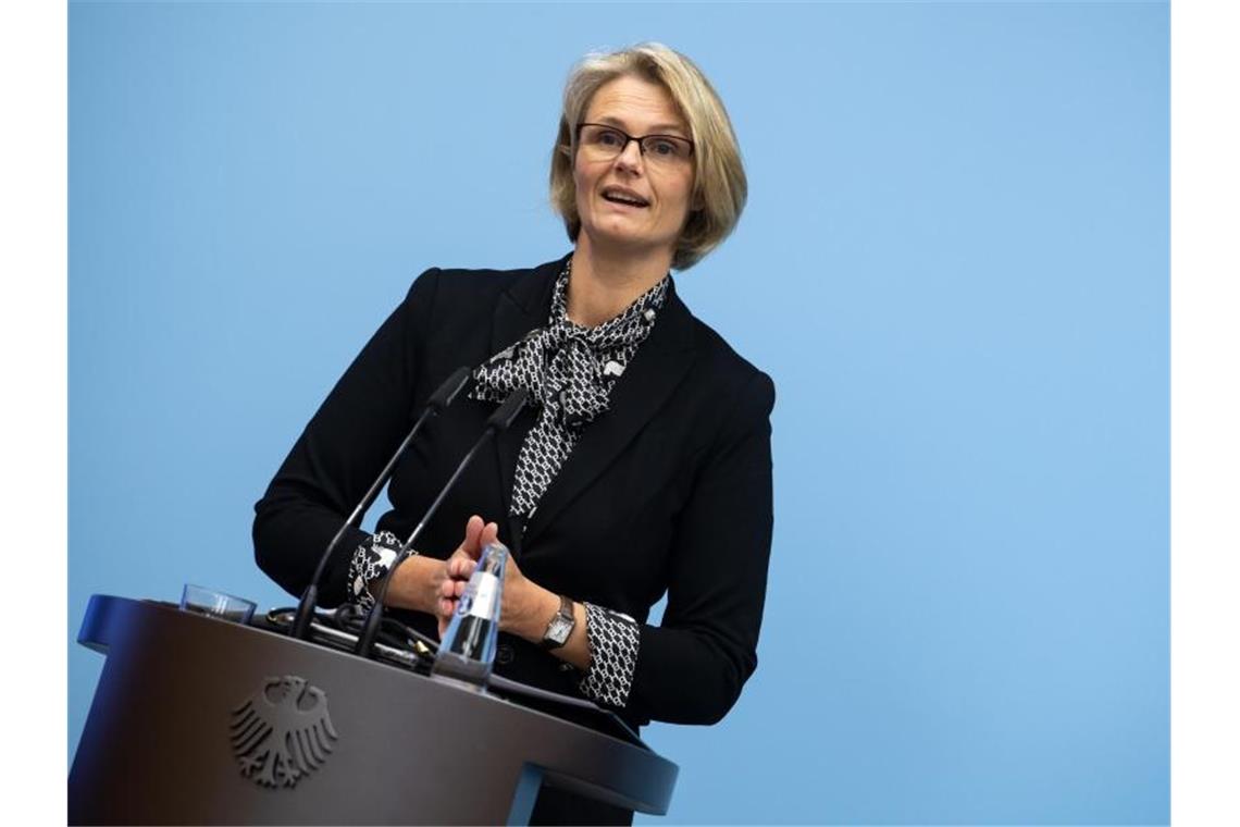 Karliczek warnt vor „Überbietungswettbewerb“ bei Öffnungen „Wir alle wünschen uns, dass Kitas und Schulen möglichst rasch wieder vollständig öffnen können. Ich warne allerdings vor einem Überbietungswettbewerb entsprechender Forderungen“, sagt Anja Karliczek. Foto: Bernd von Jutrczenka/dpa