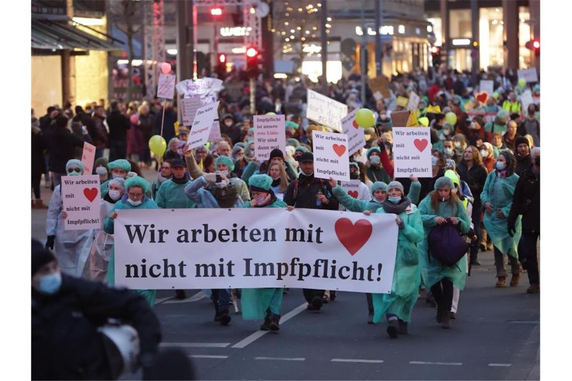 Corona-Protest pro und contra: Tausende demonstrieren „Wir arbeiten mit Herz, nicht mit Impfpflicht“: Demonstration in Düsseldorf. Foto: David Young/dpa