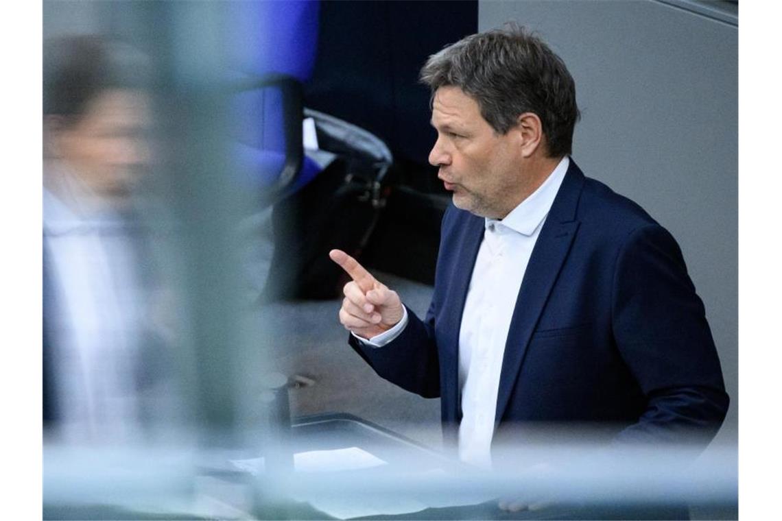 Steuerbonus und günstiger Fahren: Entlastungspaket der Ampel „Wir befreien uns in einer großen Geschwindigkeit von der Abhängigkeit von russischen fossilen Energien“: Bundeswirtschaftsminister Robert Habeck. Foto: Bernd von Jutrczenka/dpa