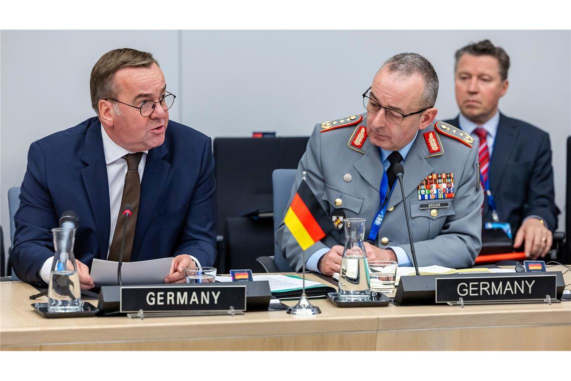 Deutschland liefert weitere Waffensysteme an die Ukraine "Wir brauchen eine militärisch starke Ukraine", sagt Verteidigungsminister Boris Pistorius (l).
