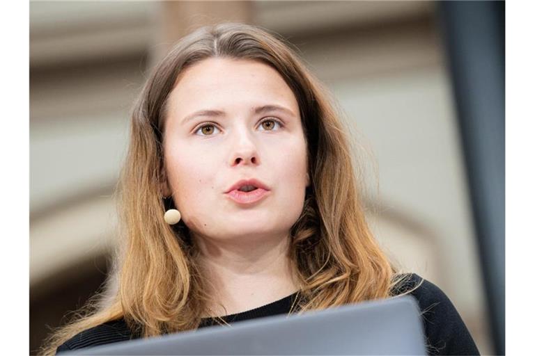 „Wir fordern von einen verbindlichen Gasausstieg bis spätestens 2035“: Luisa Neubauer von Fridays for Future. Foto: Paul Zinken/dpa