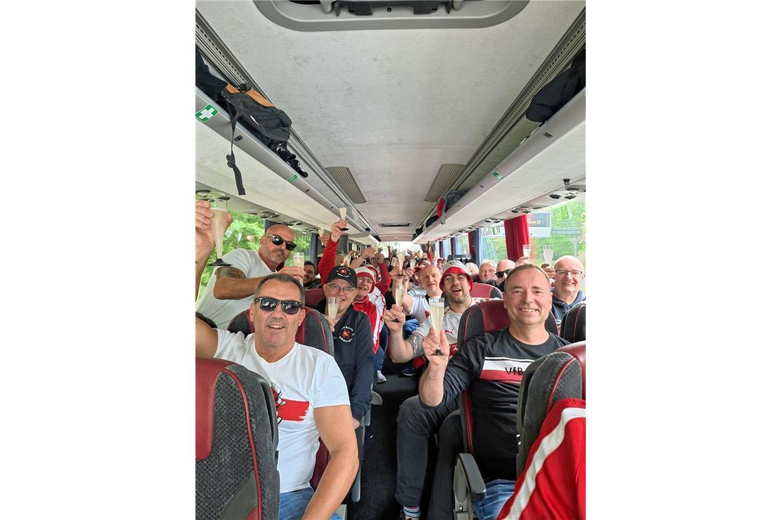 "Wir haben den Pokal": Die bestens gelaunte Reisegruppe des VfB-Fanclubs Feuer &...