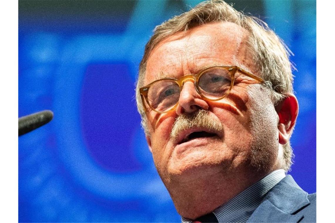 Montgomery: Fehlende Zahlen zu Corona „mehr als peinlich“ „Wir haben ein riesiges Digitalisierungsproblem nach wie vor in Deutschland“: Frank Ulrich Montgomery. Foto: Guido Kirchner/dpa
