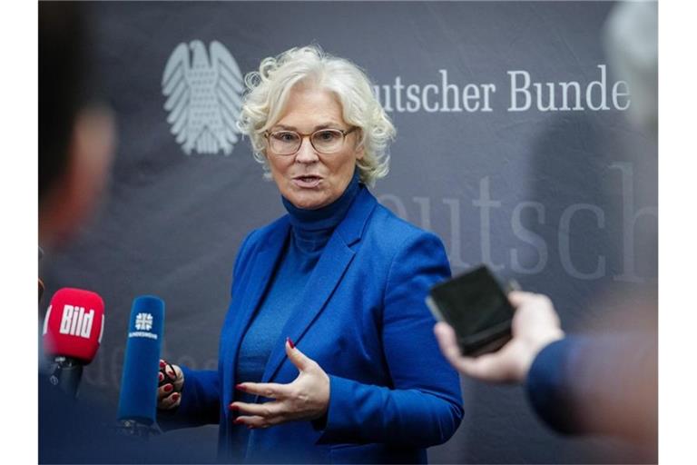 „Wir haben erlebt, wie unberechenbar Putin ist“, sagt SPD-Verteidigungsministerin Christine Lambrecht. Foto: Kay Nietfeld/dpa