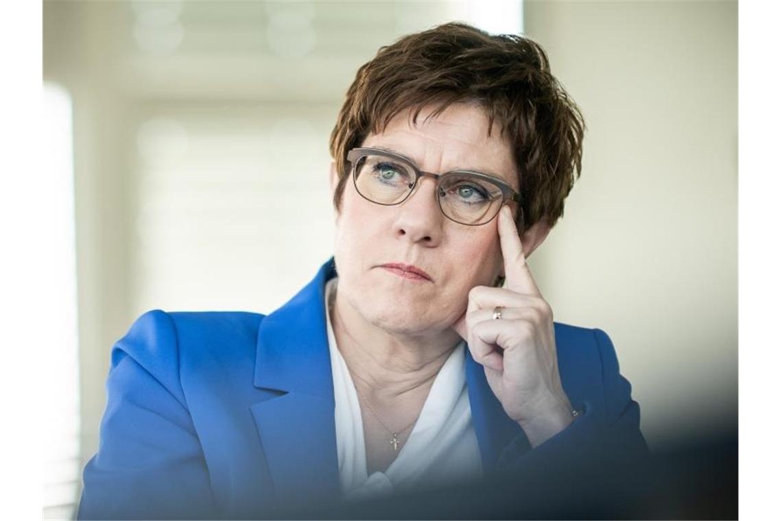 „Wir haben sehr viele Köpfe, sehr viele Hände, die bereit sind zu helfen“, sagte Kramp-Karrenbauer. Foto: Michael Kappeler/dpa