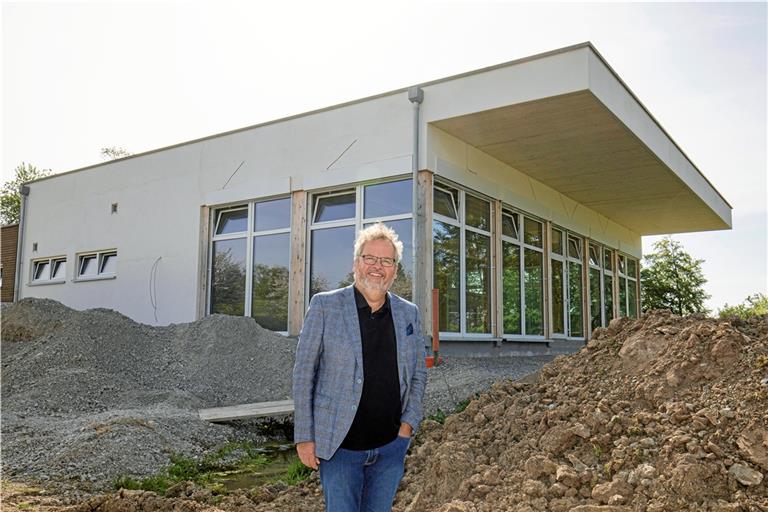 „Wir haben viele Bauprojekte am Laufen“: Wolfgang Sartorius vor dem fast fertigen Gemeinschaftsgebäude auf der Hellen Platte. Foto: A. Becher