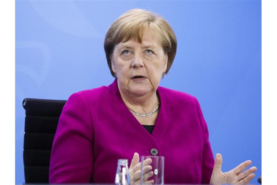 „Wir leben immer noch am Anfang der Pandemie. Wir haben keinen Impfstoff, wir haben kein Medikament bis jetzt“, sagt Kanzlerin Merkel. Foto: Markus Schreiber/AP-Pool/dpa