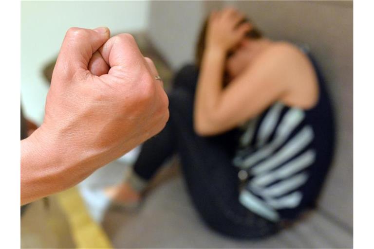 „Wir merken bei der telefonischen Beratung eine Zunahme von häuslicher Gewalt“. Foto: Maurizio Gambarini/dpa/Symbolbild