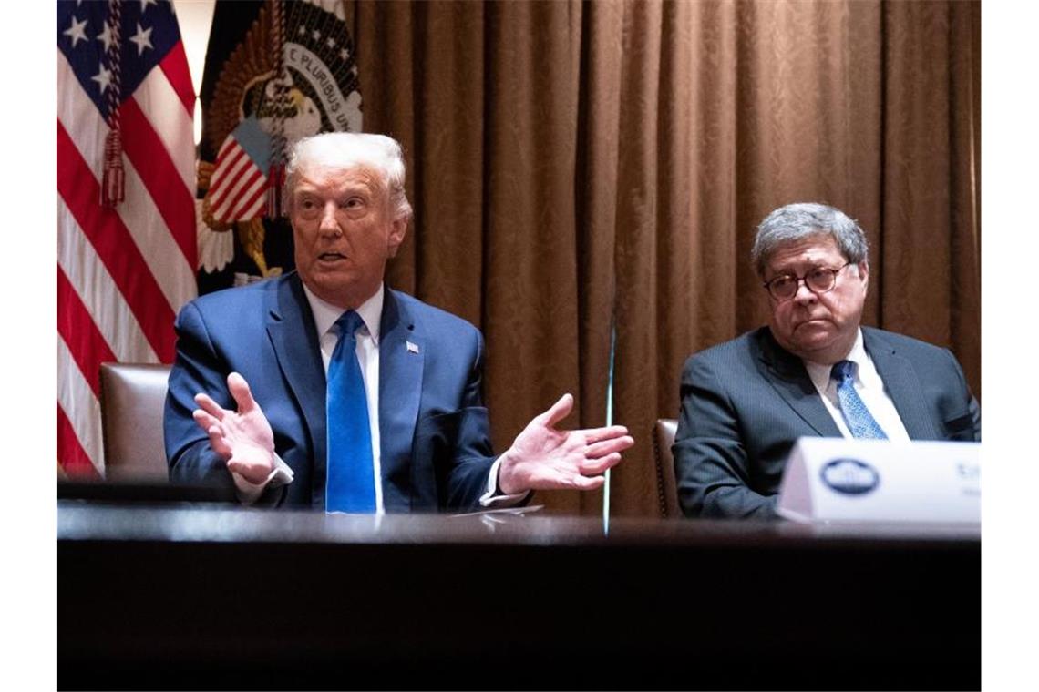 „Wir müssen den Justizminister dazu bringen zu handeln.“ US-Präsident Trump und Justizminister Barr (r) bei einem Treffen im September. Foto: Evan Vucci/AP/dpa