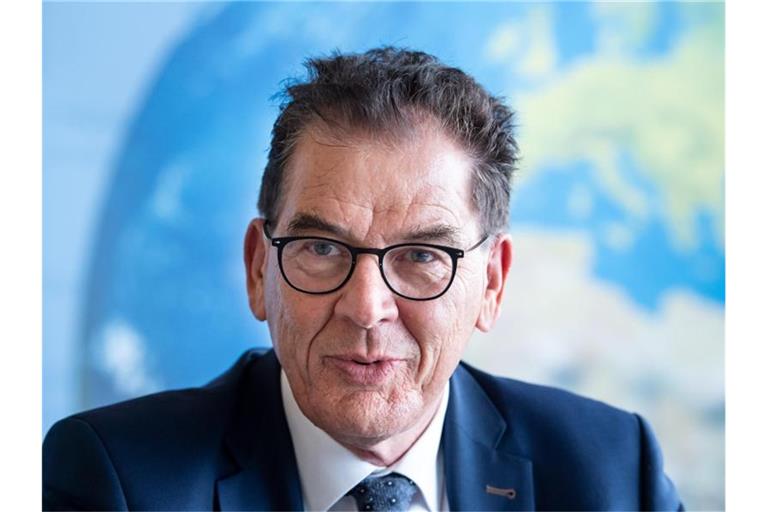 „Wir müssen die Waldzerstörung endlich stoppen“, sagte Entwicklungsminister Müller. Foto: Bernd von Jutrczenka/dpa