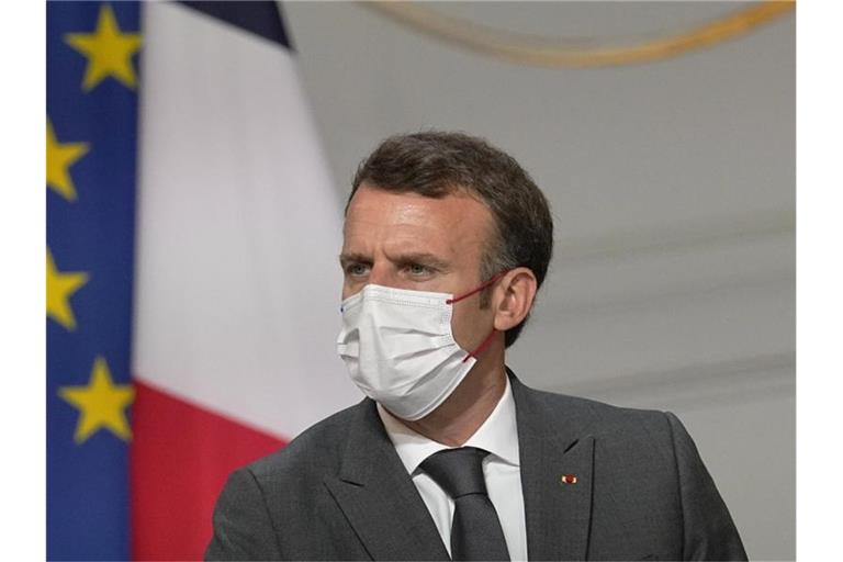 Wir müssen in Richtung einer Impfung aller gehen, weil das vorerst der einzige Weg zurück zu einem normalen Leben ist“, so Präsident Macron. Foto: Michel Euler/Pool AP/dpa