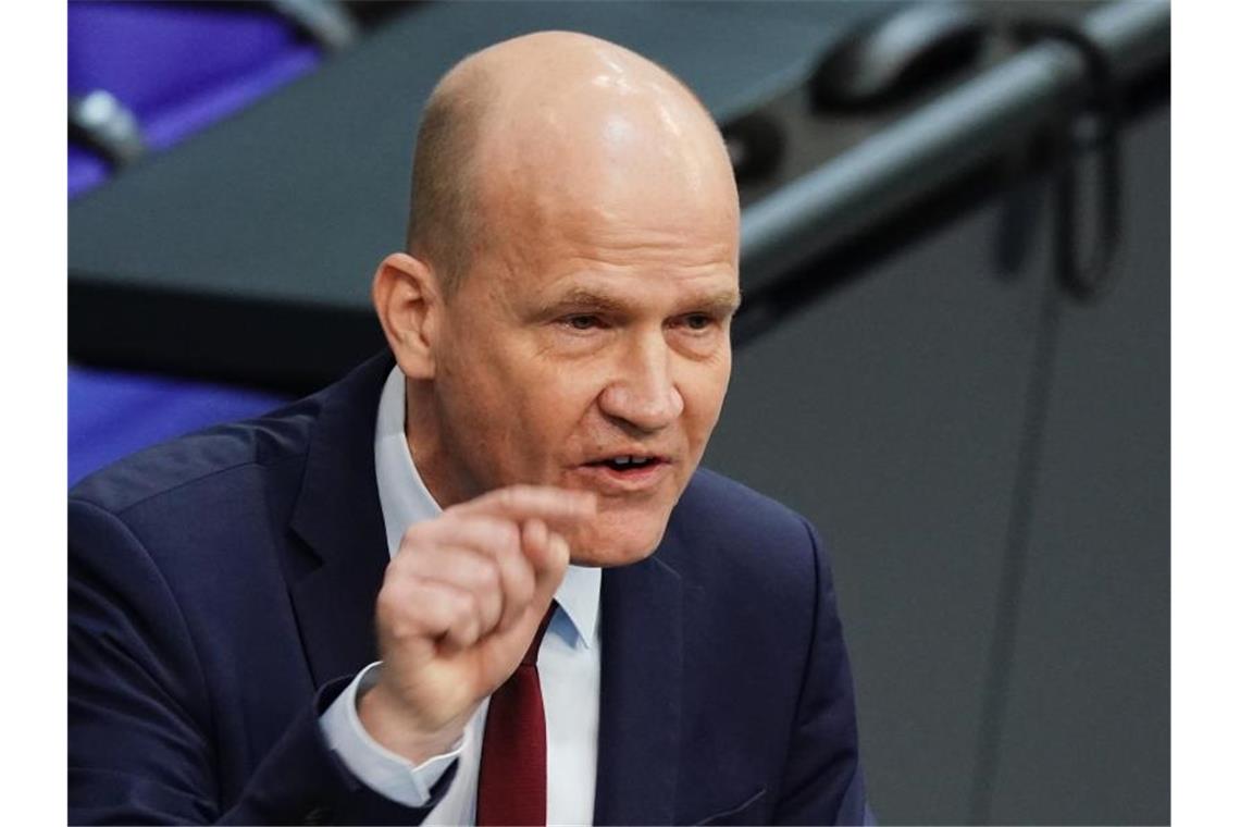 „Wir müssen jetzt gerade in der Krise zusammenhalten und nicht gegeneinander arbeiten“, sagt Ralph Brinkhaus. Foto: Michael Kappeler/dpa