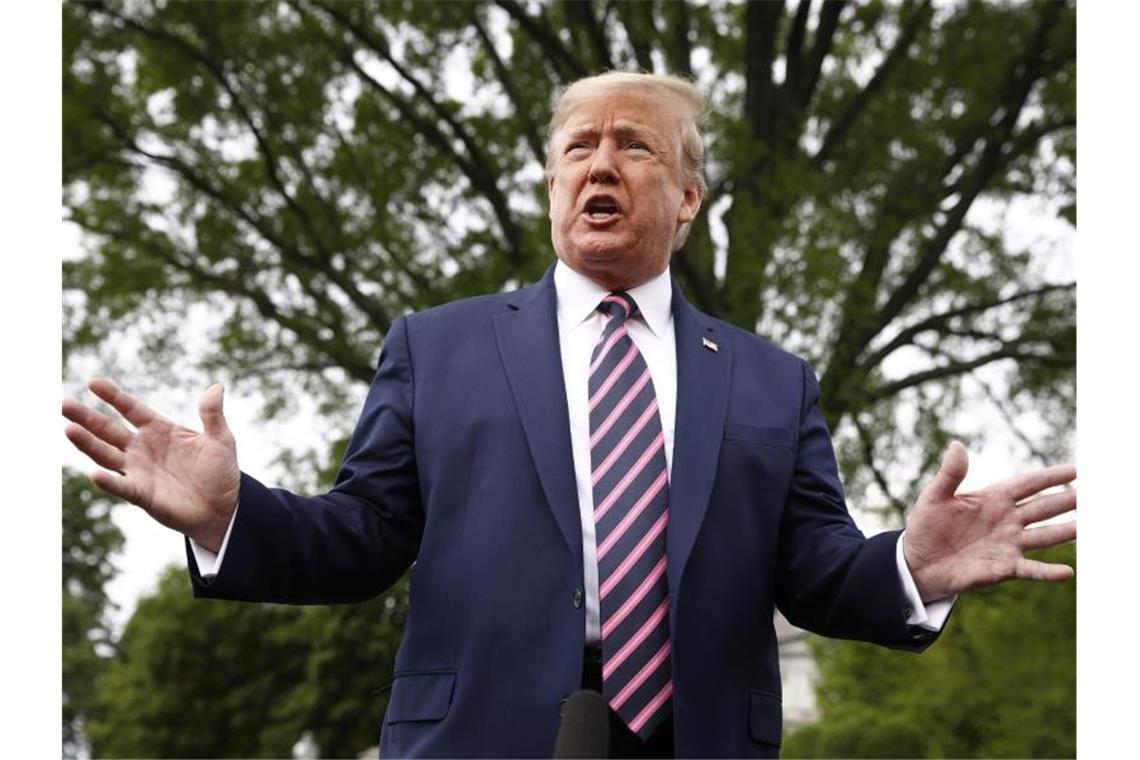 „Wir müssen unser Land öffnen“, sagte Trump vor seinem Abflug nach Arizona. Foto: Patrick Semansky/AP/dpa