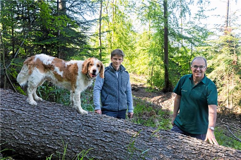 „Wir müssen weiterhin mit dem Wald Geld verdienen“: Tobias Horwath von der Leitung des Forstbezirks Schwäbisch-Fränkischer Wald mit seinem Hund Magnum bespricht mit Reiner Brujmann im Forstrevier Ebersberg die Situation in den Staatswäldern. Foto: J. Fiedler