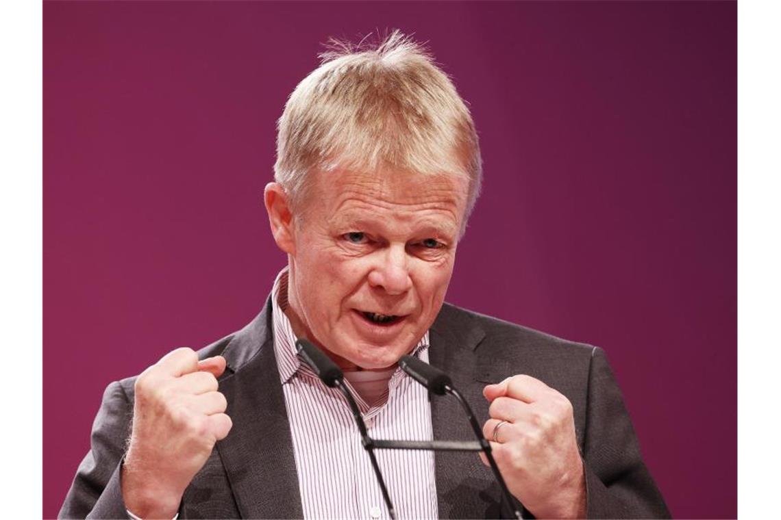 DGB-Chef: 60 Milliarden für Investitionen reichen nicht „Wir schätzen den zusätzlichen Investitionsbedarf auf mindestens 50 Milliarden Euro im Jahr ein“: Reiner Hoffmann. Foto: Oliver Berg/dpa