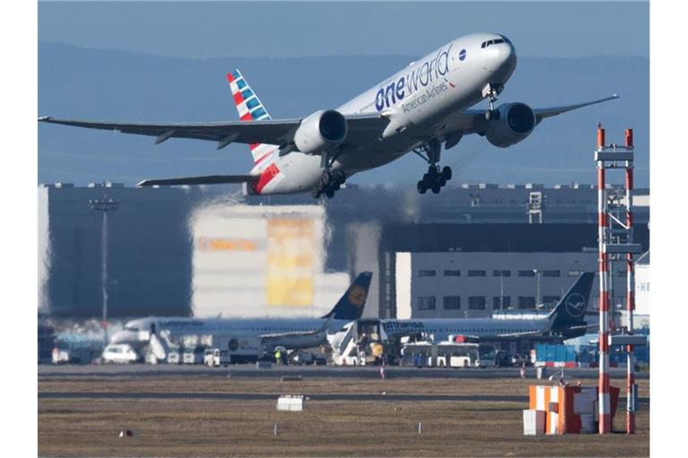 „Wir schauen jetzt von Tag zu Tag“: Amerikanische Airlines - aber auch die Lufthansa - sind derzeit mit einem hohen Krankenstand konfrontiert. (Archivbild). Foto: Boris Roessler/dpa