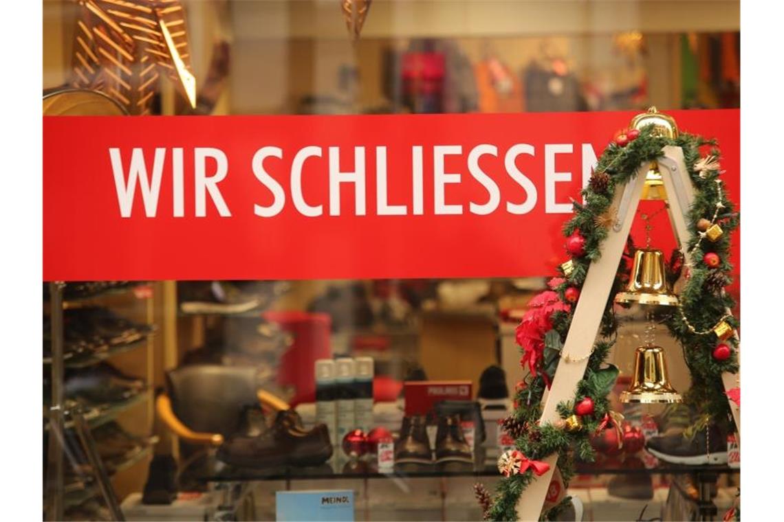 "Wir schließen" ist am dritten Adventswochenende an einem Schuhgeschäft in der Innenstadt von Wernigerode zu lesen. Foto: Matthias Bein/dpa-Zentralbild/dpa