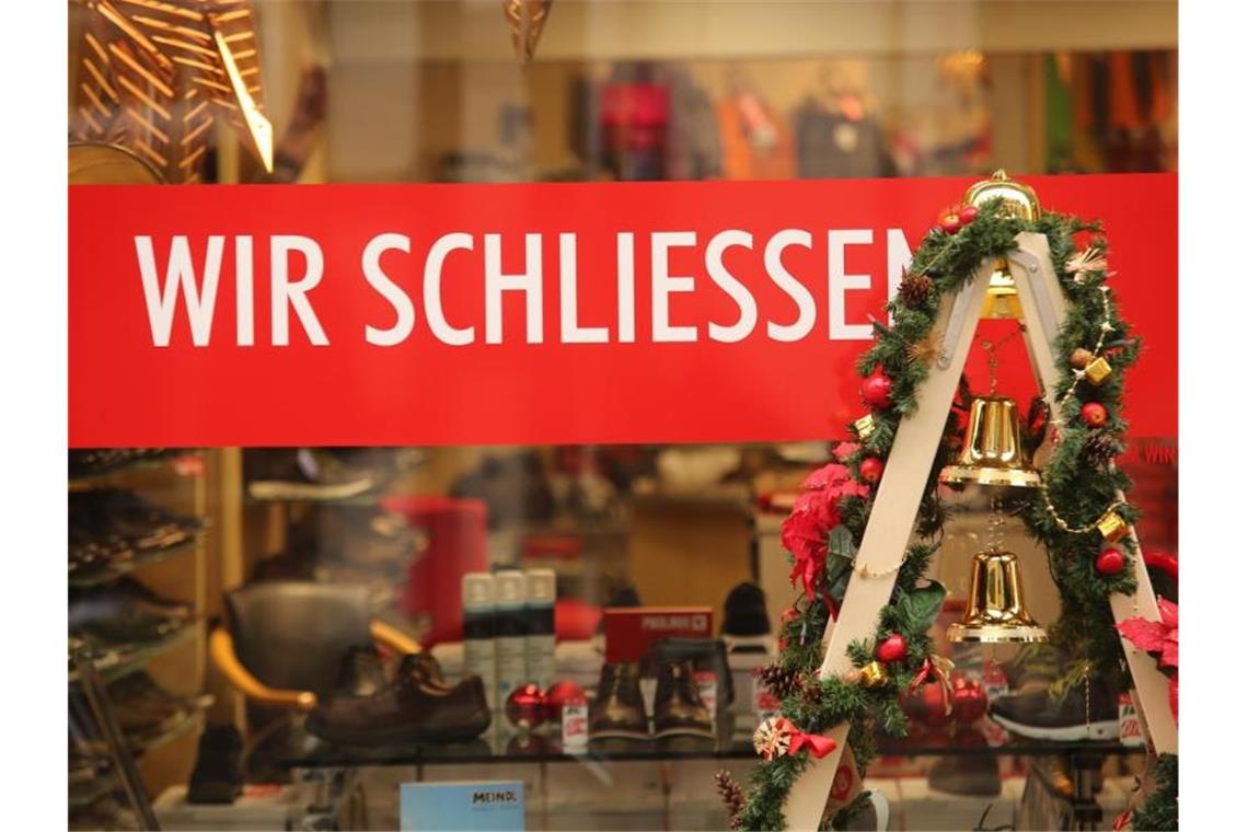 „Wir schließen“ ist an einem Schuhgeschäft in der Wernigerode zu lesen. Foto: Matthias Bein/dpa-Zentralbild/dpa