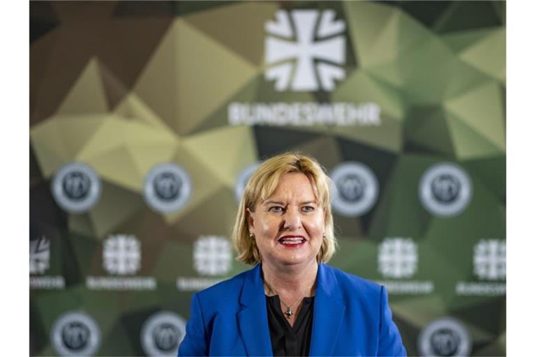 „Wir sehen das an den meldepflichtigen Ereignissen: Ein Hitlergruß wird angezeigt, eine Schmiererei oder ein eingeritztes Hakenkreuz. Es ist positiv, dass das jetzt gemeldet wird“, sagt Eva Högl. Foto: Axel Heimken/dpa