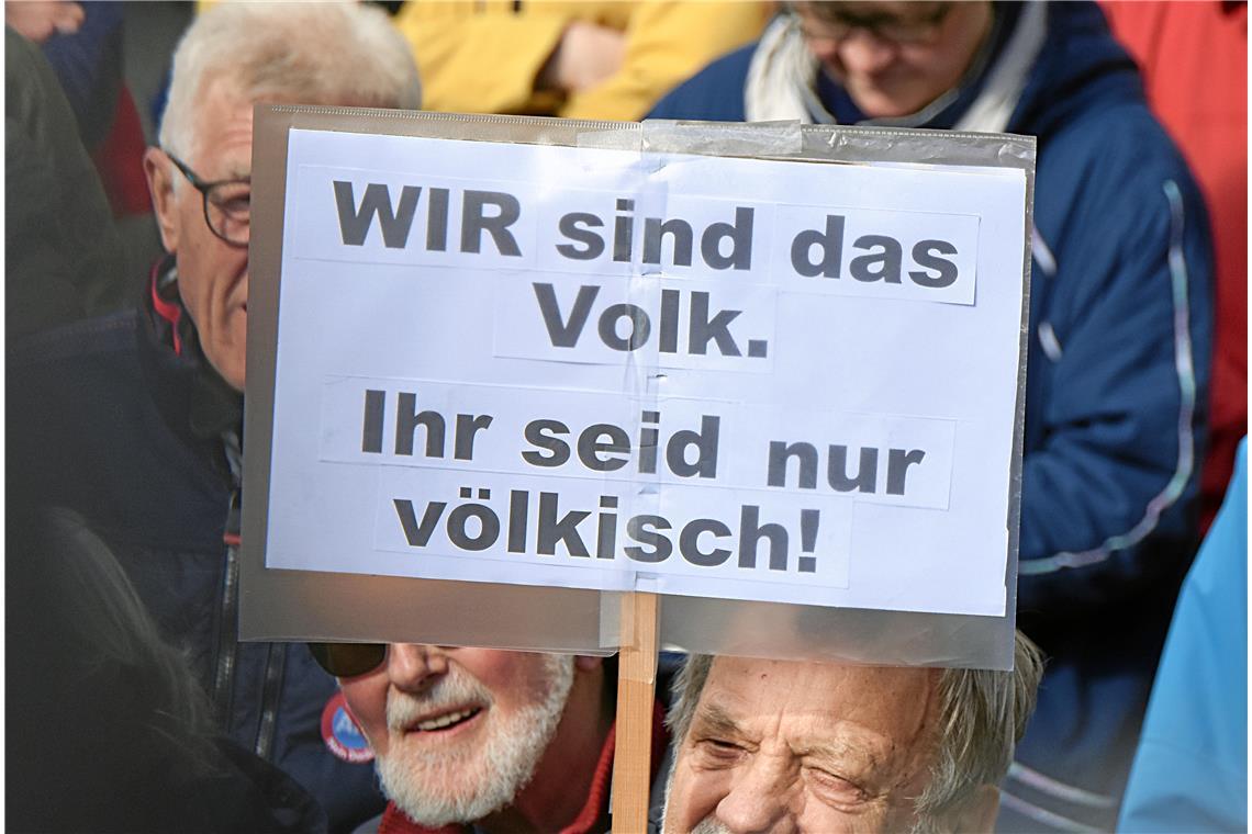 WIR SIND DAS VOLK  steht auf dem Schild. Demonstration und Kundgebung gegen Rech...