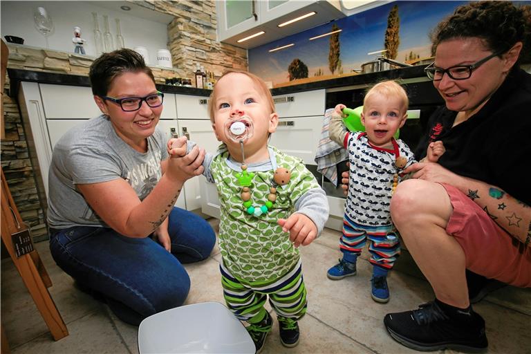 Wir sind eigentlich konservativ: Das sagen Marina (rechts) und Andrea Bohn über ihr Leben als Regenbogenfamilie mit ihren Zwillingen Henry und Hugo. In ihren Jungs sehen die beiden Frauen Ähnlichkeiten zum Kinderfoto des Samenspenders. Foto: A. Becher