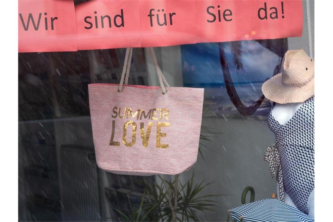„Wir sind für Sie da!“ steht im Schaufenster eines Reisebüros. Foto: Frank Rumpenhorst/dpa