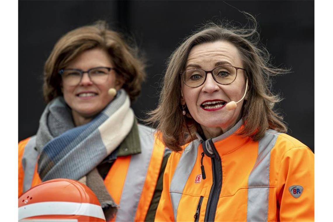 Bahn weitet KI-Projekt für effizienteren S-Bahn-Betrieb aus „Wir sind mit der KI in der Lage, vorausschauend einzugreifen“: Daniela Gerd tom Markotten (l.) und Sigrid Nikutta, ebenfalls im Vorstand der Deutschen Bahn. Foto: Fabian Sommer/dpa