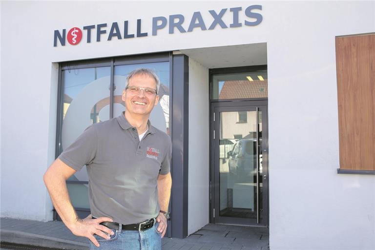 „Wir sind Selbstständige, arbeiten aber wie Angestellte der Krankenkassen“, sagt Wolfgang Steinhäußer. Der Allgemeinmediziner und Geschäftsführer der Backnanger Notfallpraxis mag die Arbeit mit den Patienten, verzweifelt aber bisweilen an der Bürokratie. Foto: A. Becher