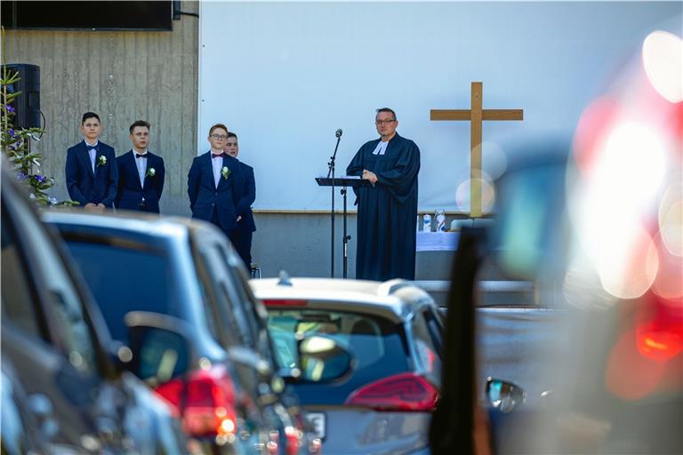„Wir sind zusammen groß. Wir sind zusammen eins“ – dieses Motto haben die vier jungen Männer für ihre Konfirmation im Autokino gewählt. Pfarrer Bernhard Körner zeigte sich sehr zufrieden angesichts des gelungenen Gottesdienstes. Foto: A. Becher