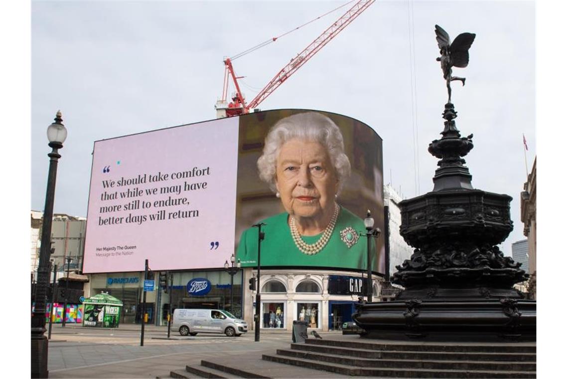 „Wir sollten darin Trost finden, dass obwohl wir noch mehr auszuhalten haben, bessere Tage kommen werden“: Auf einer Leuchttafel wird Königen Elisabeth II. zitiert. Foto: Dominic Lipinski/PA Wire/dpa