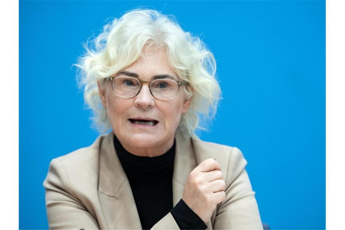 Lambrecht: Deutschland wird Kiew 5000 Militärhelme liefern „Wir stehen an Eurer Seite“: Christine Lambrecht. Foto: Bernd von Jutrczenka/dpa